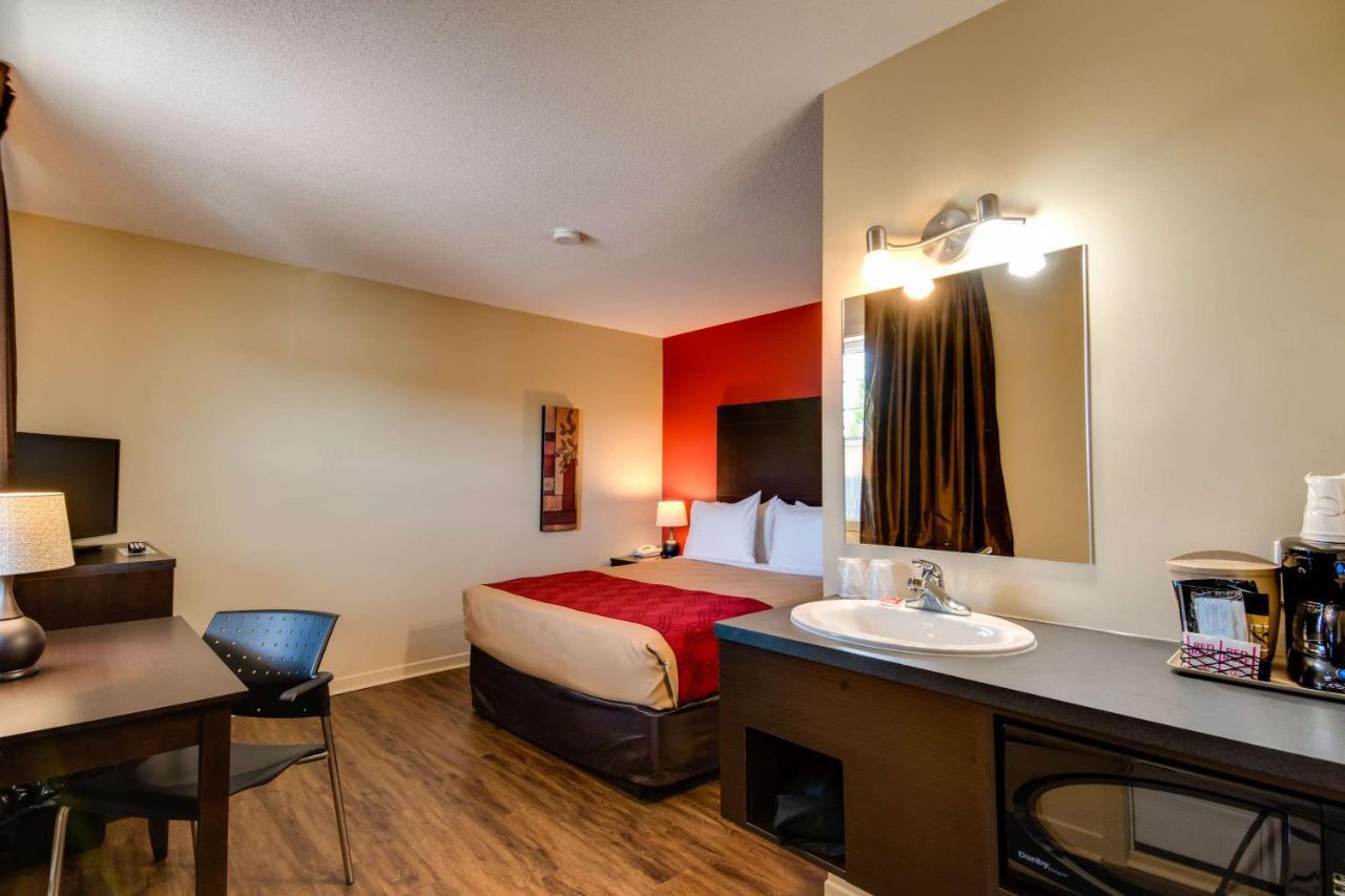 Econo Lodge Inn & Suites Saint Apollinaire Exterior foto
