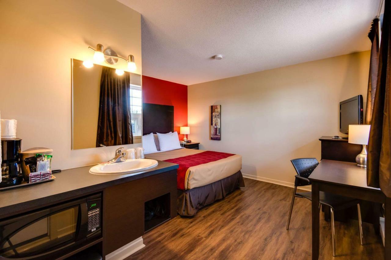 Econo Lodge Inn & Suites Saint Apollinaire Exterior foto